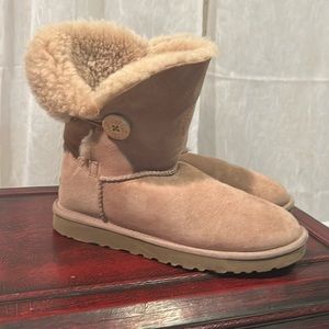 Baily Button tan  UGGS. Size 10 Excellent shape